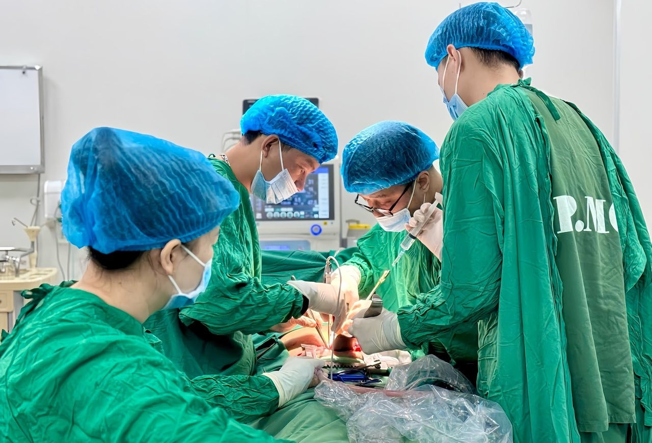 Trì hoãn điều trị 10 ngày, bệnh nhân ung thư vỡ đại tràng, nguy kịch