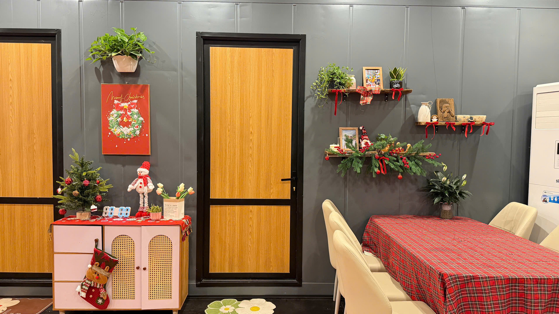 vo chong HN lam nha container o ngoai o 8.jpg