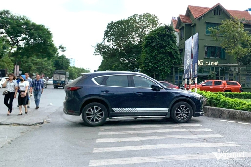 w do xe tren vach di bo 100723.jpeg