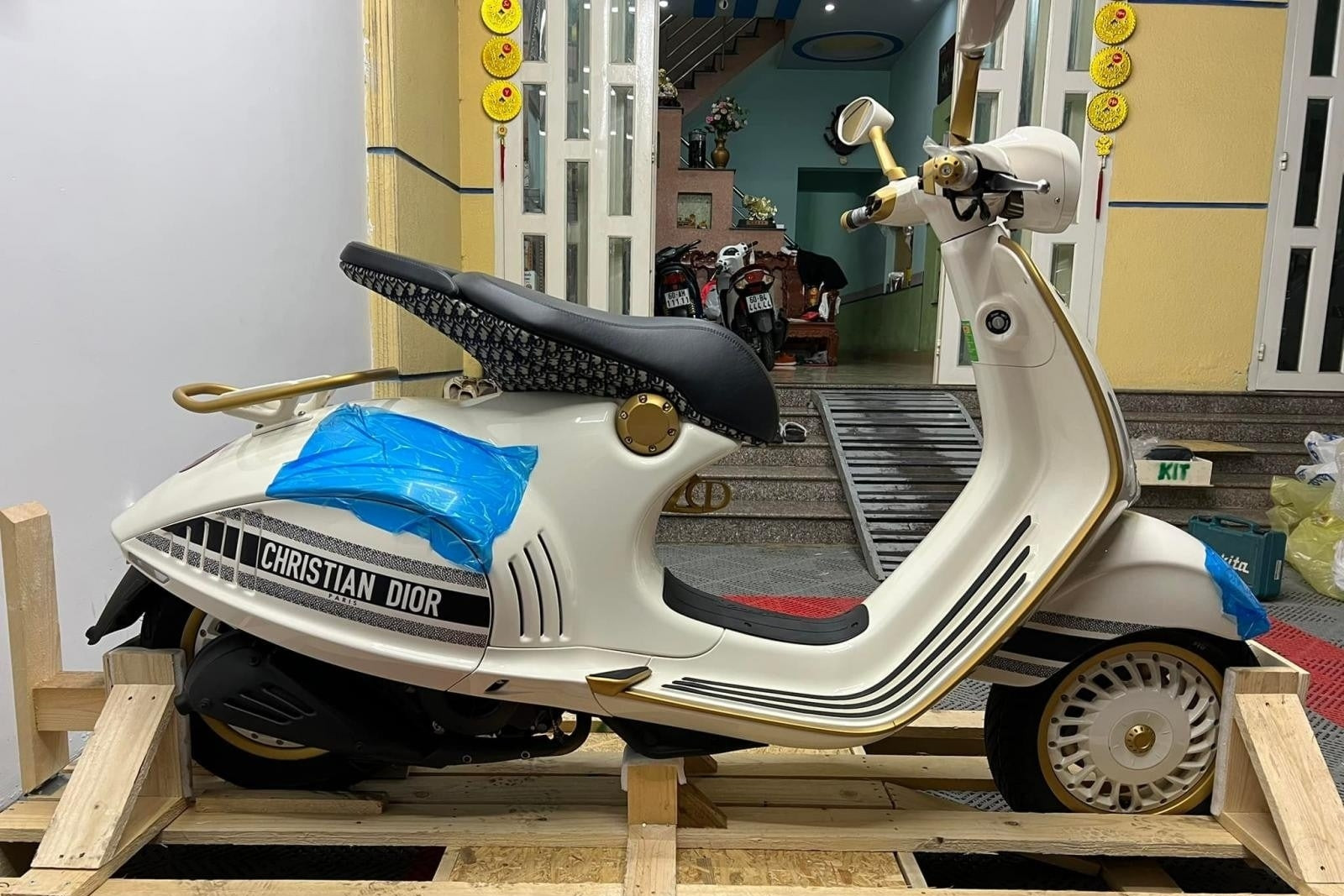 Xe máy bản đặc biệt giá đắt đỏ vài trăm triệu, hút khách đại gia tại Việt Nam