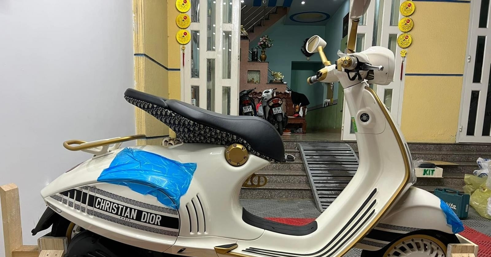 Xe máy bản đặc biệt giá đắt đỏ vài trăm triệu, hút khách đại gia tại Việt Nam