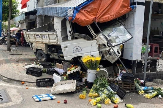  Bản tin chiều 19/3: Xe tải chạy ngược chiều tông sập sạp trái cây ở TPHCM 