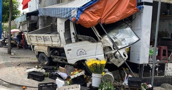 Bản tin chiều 19/3: Xe tải chạy ngược chiều tông sập sạp trái cây ở TPHCM