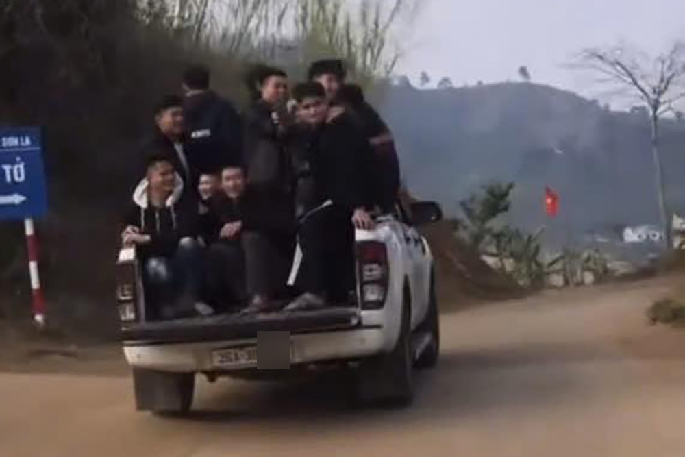 Chở gần 10 người trên thùng xe bán tải, tài xế bị xử phạt