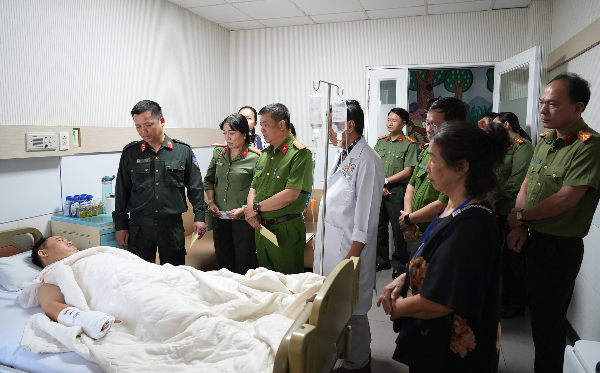 Bắt người đàn ông ngoại quốc đâm trọng thương thiếu tá công an, bỏ trốn hơn 70km..JPG