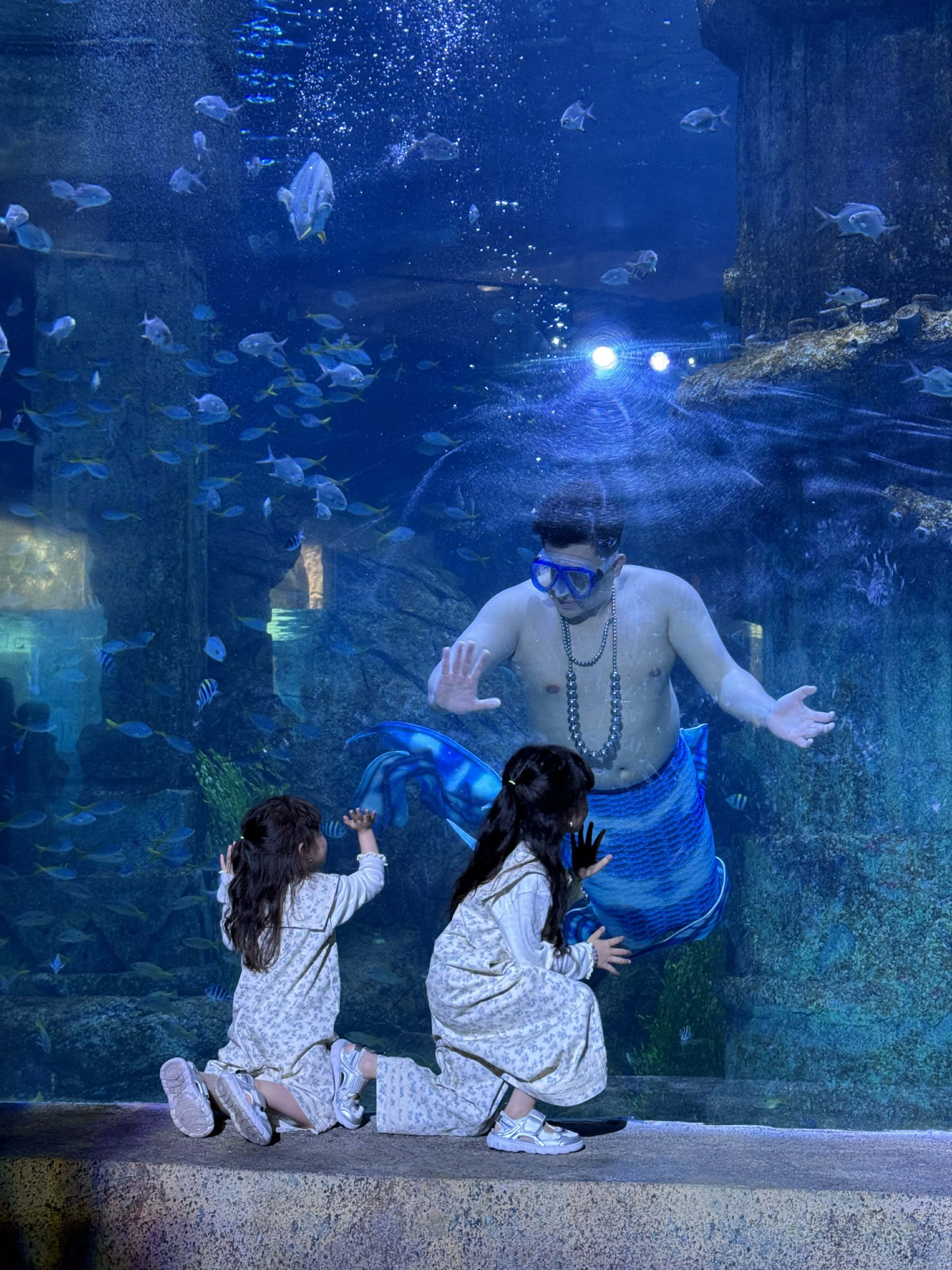 Chàng tiên cá hơn 100kg ở Nha Trang gây sốt với màn lắc bụng hài hước chàng tiên cá béo