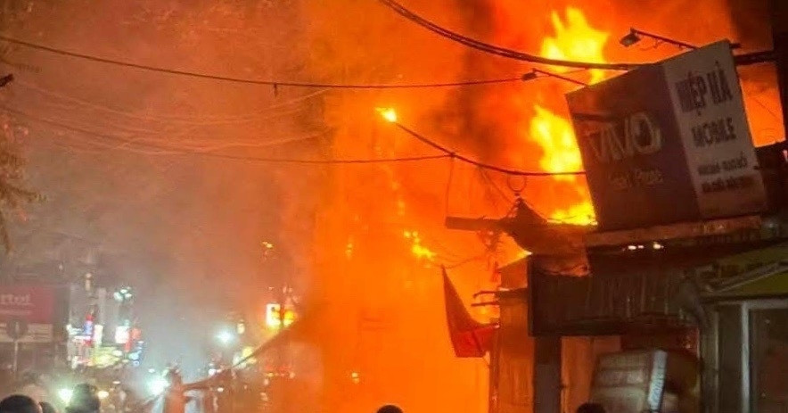 Cháy lớn tại quán &amp;apos;hát cho nhau nghe&amp;apos; ở Hà Nội