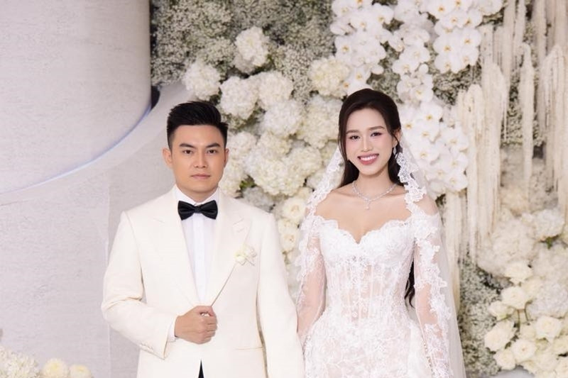 Chồng hoa hậu Đỗ Thị Hà trúng cử đại biểu HĐND, Nhã Phương khoe cơ bụng sau sinh