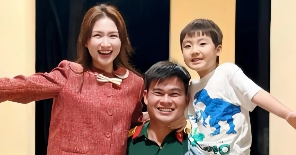 Đại úy Thăng Văn Cương đưa Hòa Minzy và bé Bo ra mắt đồng nghiệp