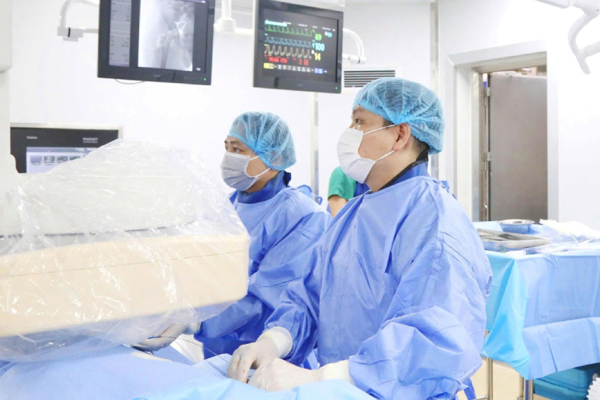 Đưa người đàn ông vỡ u gan vượt 200km đi cấp cứu