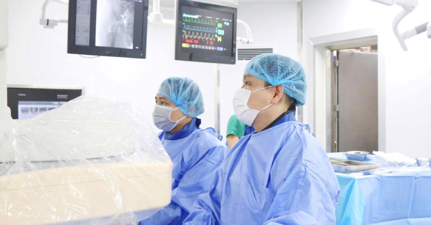 Đưa người đàn ông vỡ u gan vượt 200km đi cấp cứu