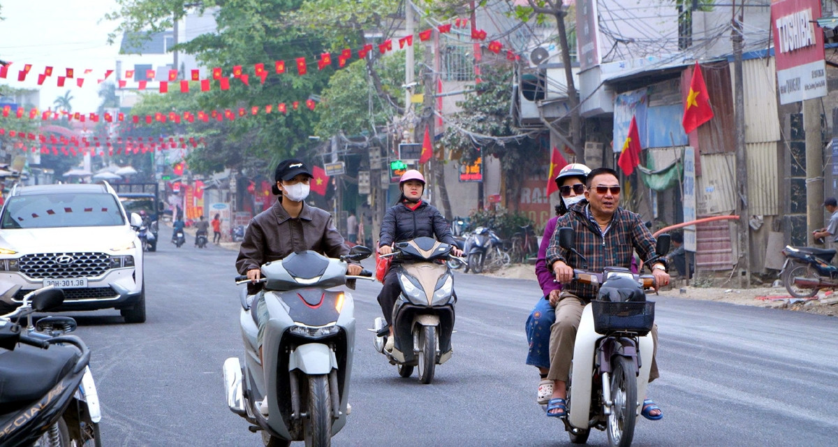 Đường bụi mù như giữa sa mạc ở Hà Nội được thay áo mới trong đêm