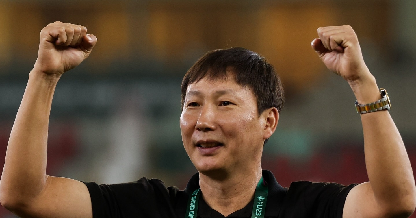 FIFA ví HLV Kim Sang Sik như 'phù thủy' trước trận tái đấu Malaysia