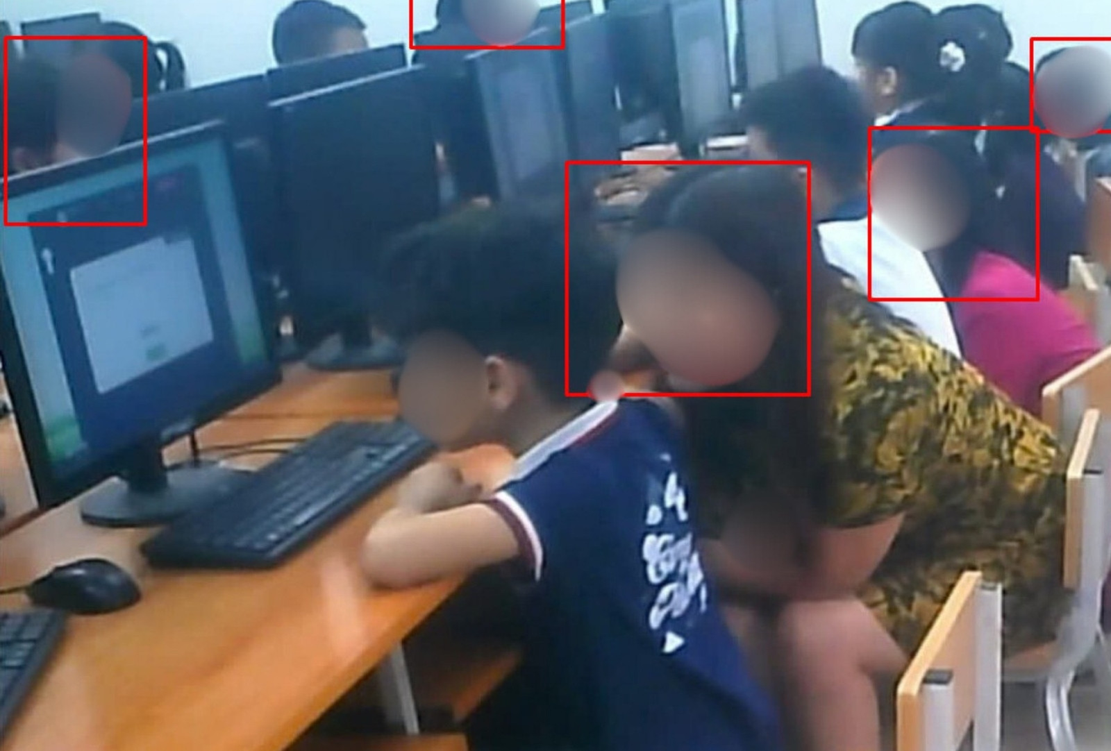 Giám thị nhắc bài cho học sinh, nhiều phòng thi VioEdu ở Hà Nội bị hủy kết quả