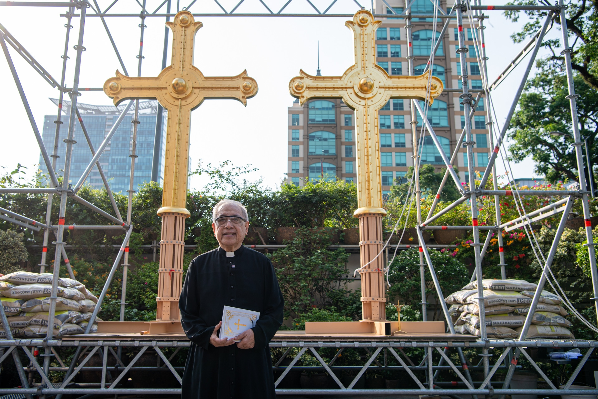  'Hồi sinh' nhà thờ Đức Bà, hai thánh giá 400kg đã trở lại đỉnh tháp 