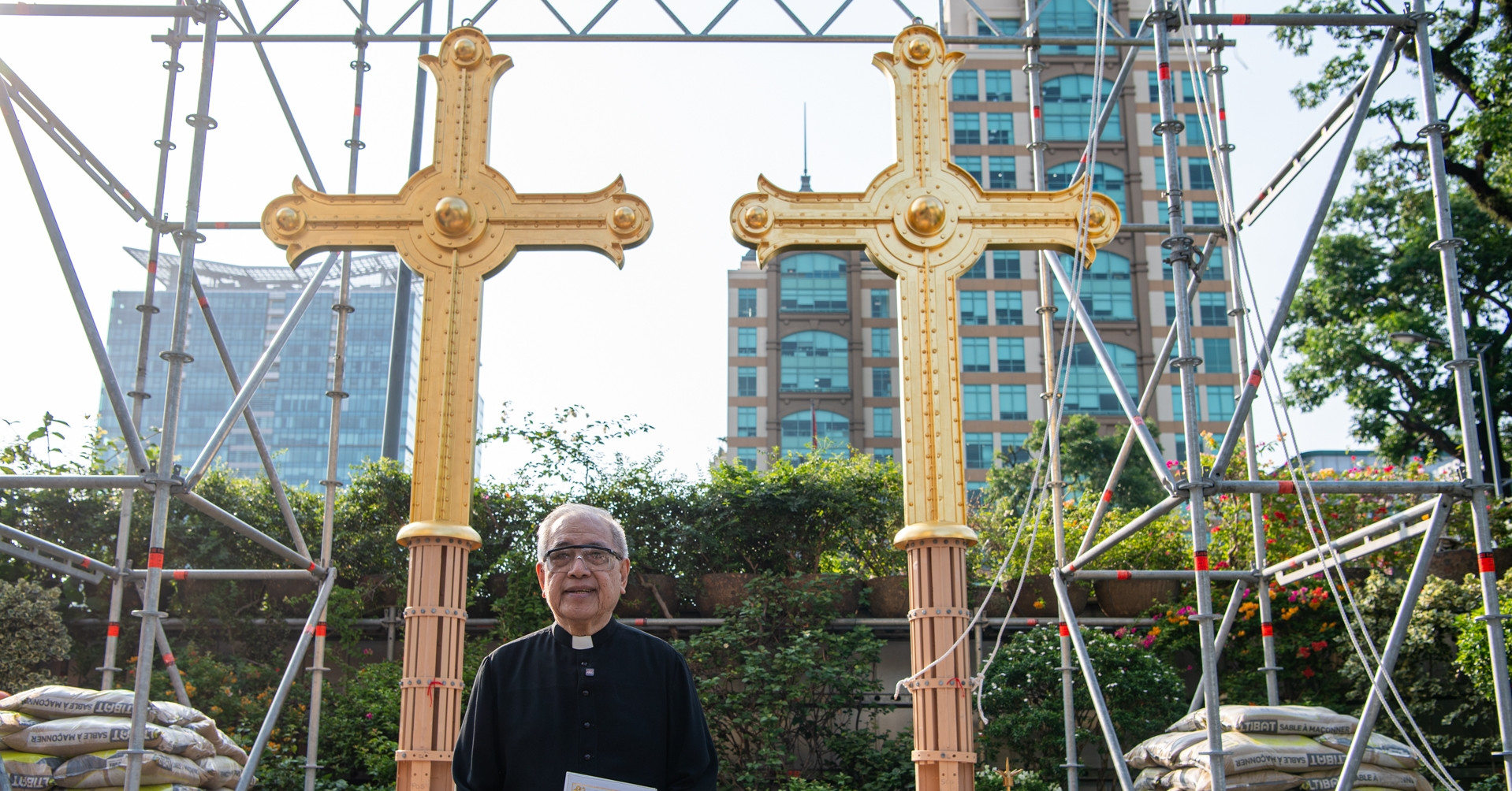 'Hồi sinh' nhà thờ Đức Bà, hai thánh giá 400kg đã trở lại đỉnh tháp