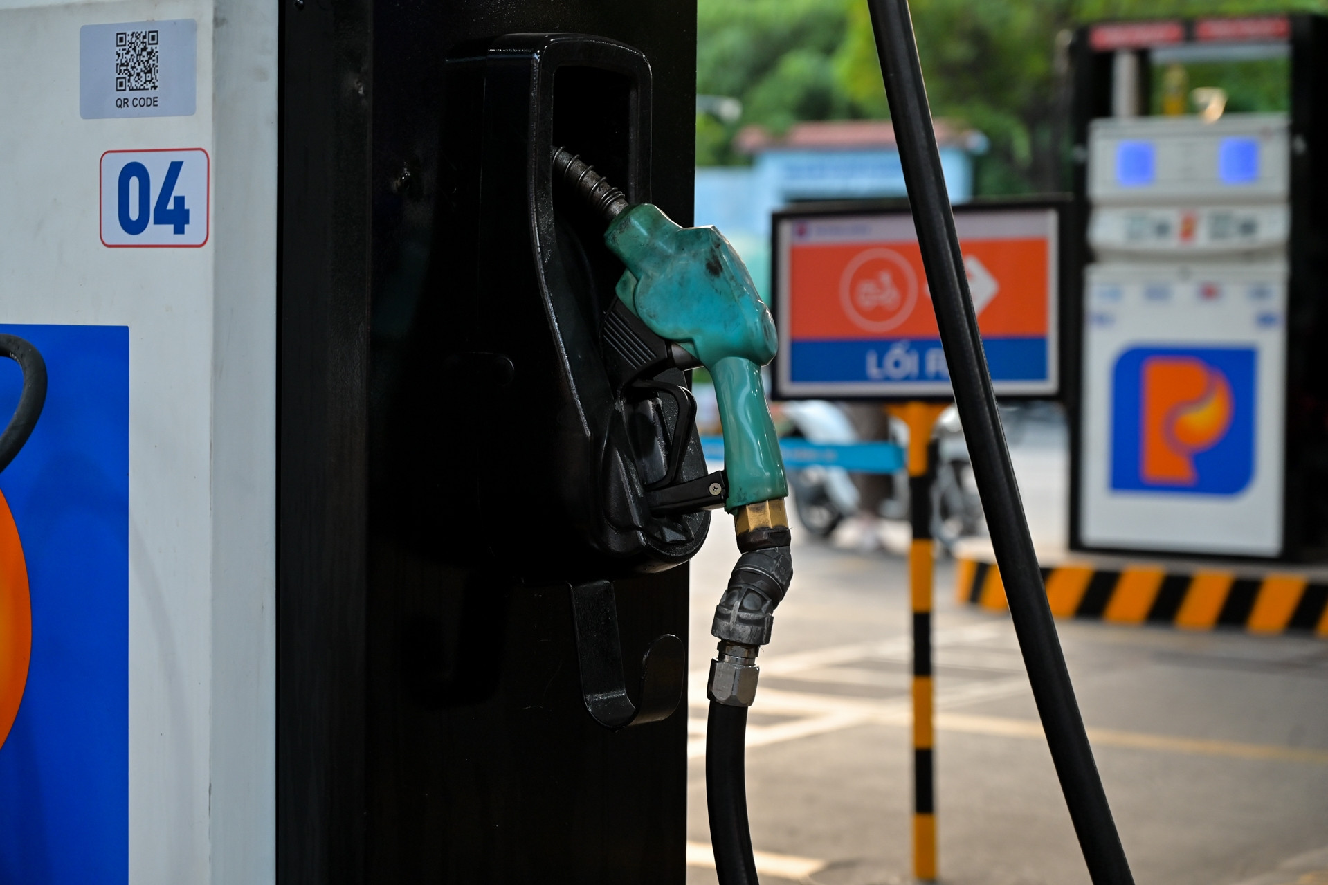  Giá xăng dầu tăng mạnh từ 23h hôm nay, có loại đắt thêm gần 8.000 đồng/lít 