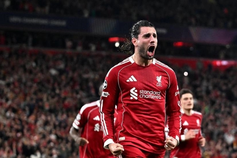 Liverpool đè bẹp Galatasaray, Arne Slot 'dọa' Luis Enrique và PSG