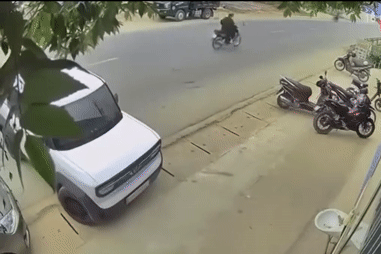 Lùi 'ngang phè' từ vỉa hè ra đường, xe VinFast VF 3 bị ô tô tải tông xoay 180 độ