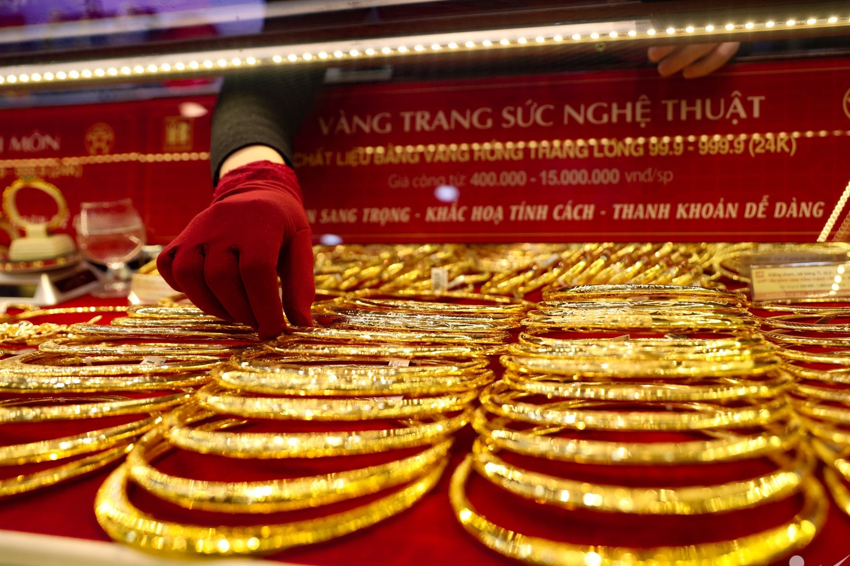 Giá vàng giảm hơn 10 triệu đồng, liệu có lùi về 160 triệu đồng/lượng?