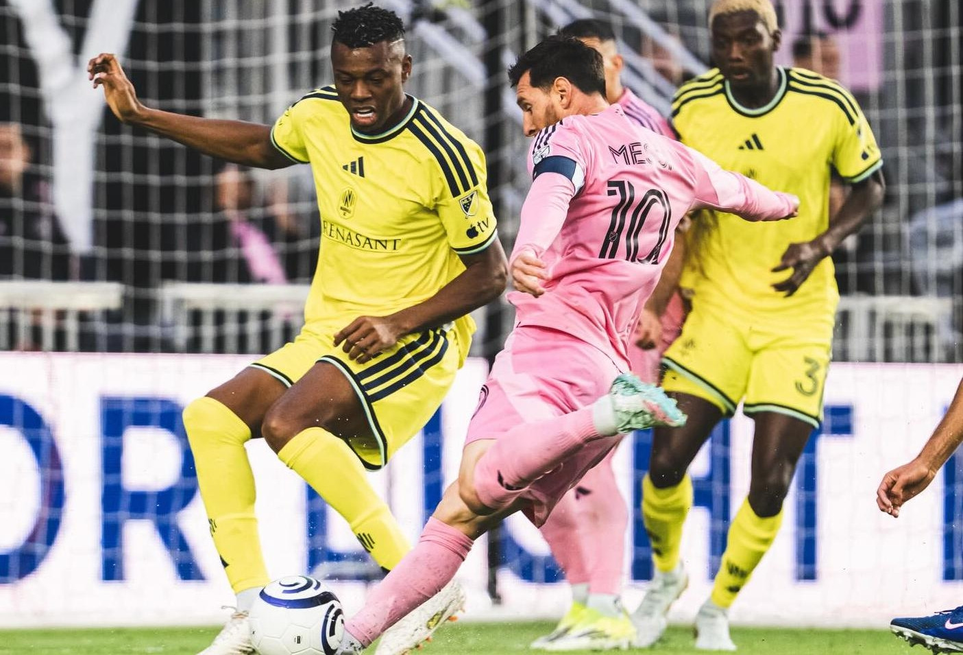 Messi cán mốc 900 bàn, Inter Miami vẫn bị loại