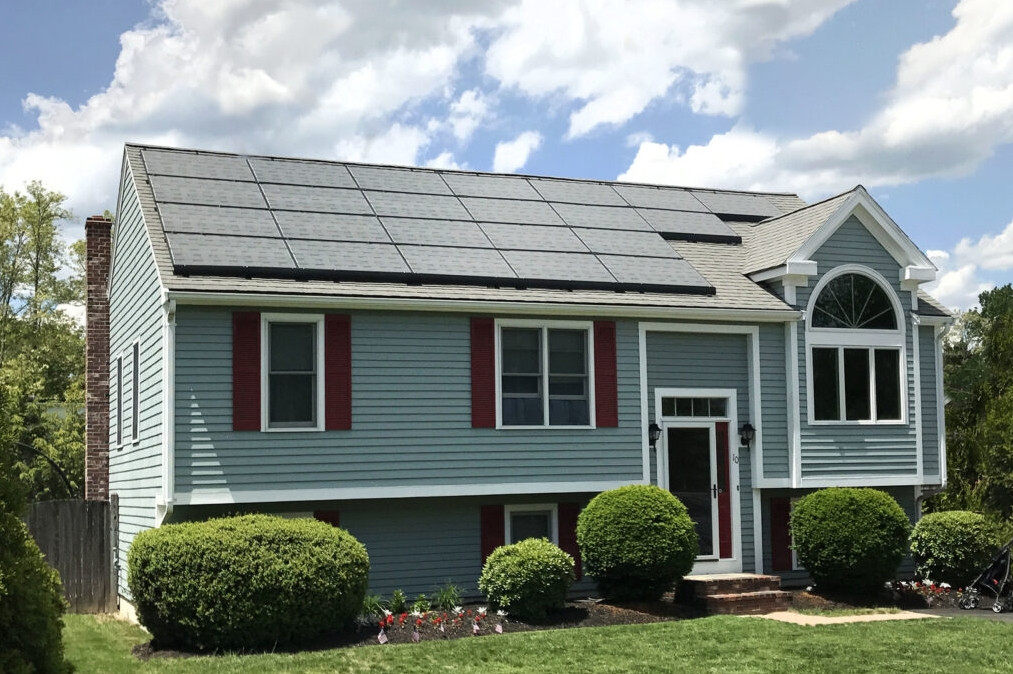 Mở đường cho điện mặt trời nhưng gây tranh cãi vì cắt giảm hỗ trợ