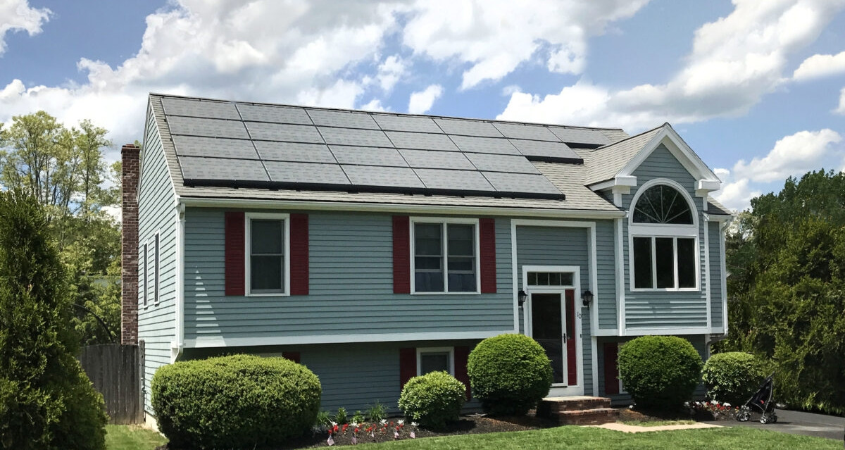 Mở đường cho điện mặt trời nhưng gây tranh cãi vì cắt giảm hỗ trợ