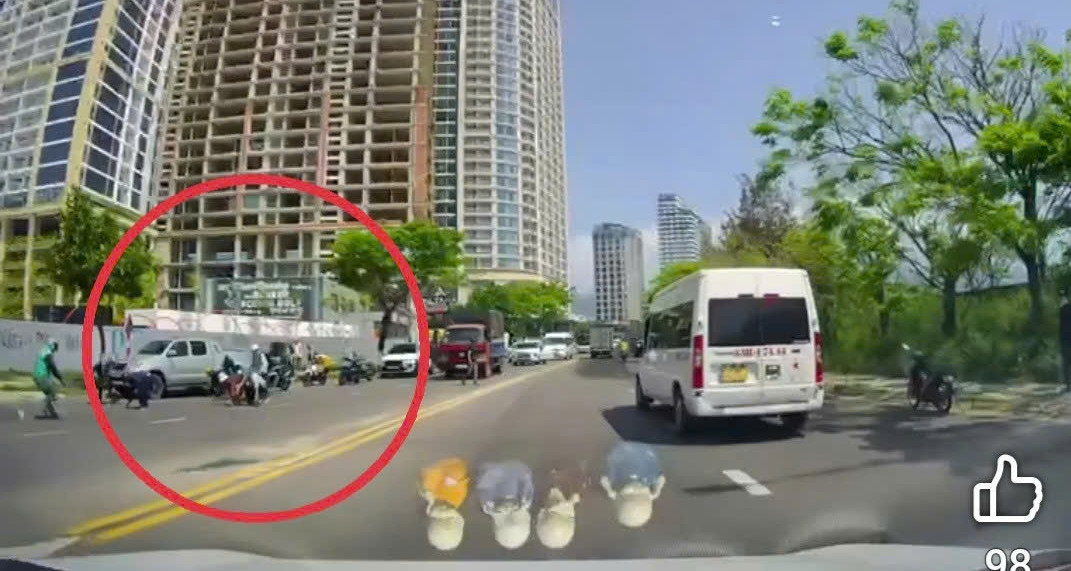 Người đàn ông đánh rơi tiền khi đi mua phế liệu, công an tìm người nhặt