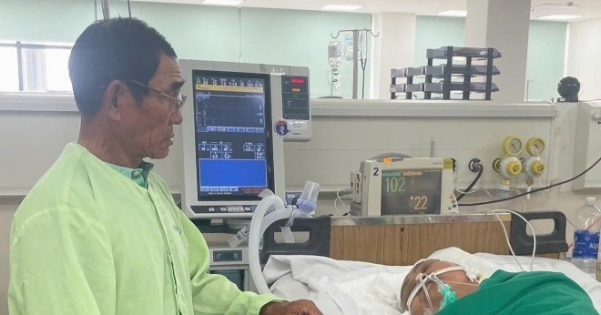 Người phụ nữ bán vé số nguy kịch sau tai nạn, em trai già bất lực mong phép màu