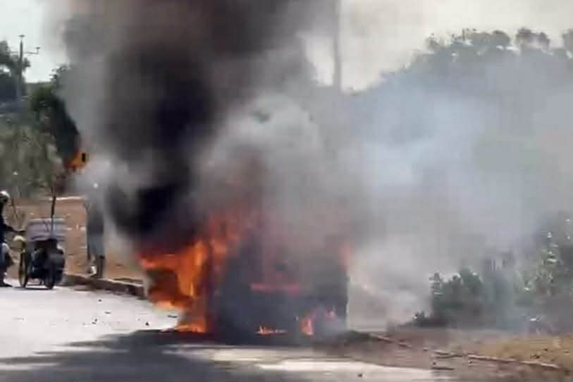 Ô tô 5 chỗ bất ngờ cháy ngùn ngụt giữa đường