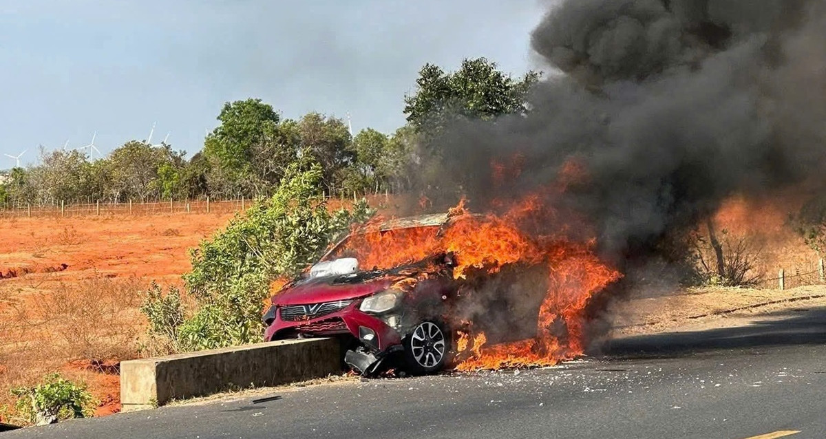 Ô tô 5 chỗ bất ngờ cháy ngùn ngụt giữa đường