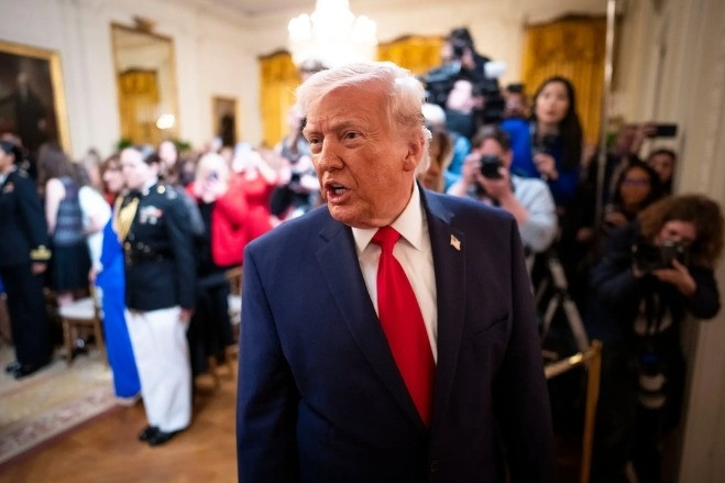 Ông Trump tạm gỡ đạo luật hàng hải của Mỹ để giảm tác động từ xung đột Iran