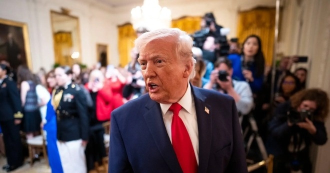 Ông Trump tạm gỡ đạo luật hàng hải của Mỹ để giảm tác động từ xung đột Iran