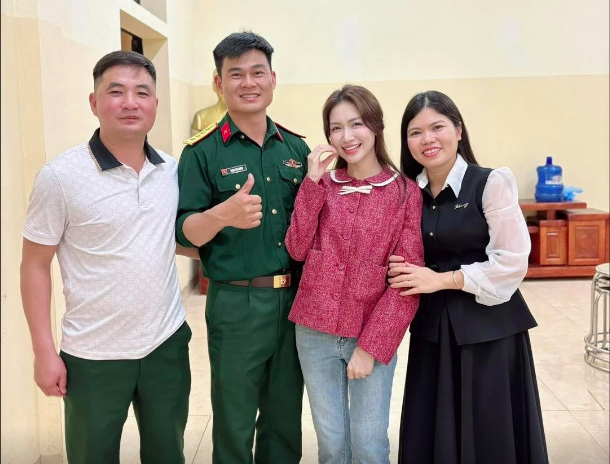 Đại úy Thăng Văn Cương đưa Hòa Minzy và bé Bo ra mắt đồng nghiệp