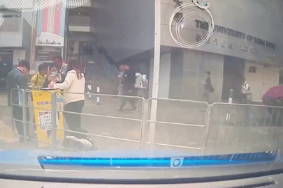 Tài xế đạp nhầm chân ga, ô tô vọt lên vỉa hè tông nhiều người đi bộ