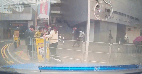 Tài xế đạp nhầm chân ga, ô tô vọt lên vỉa hè tông nhiều người đi bộ