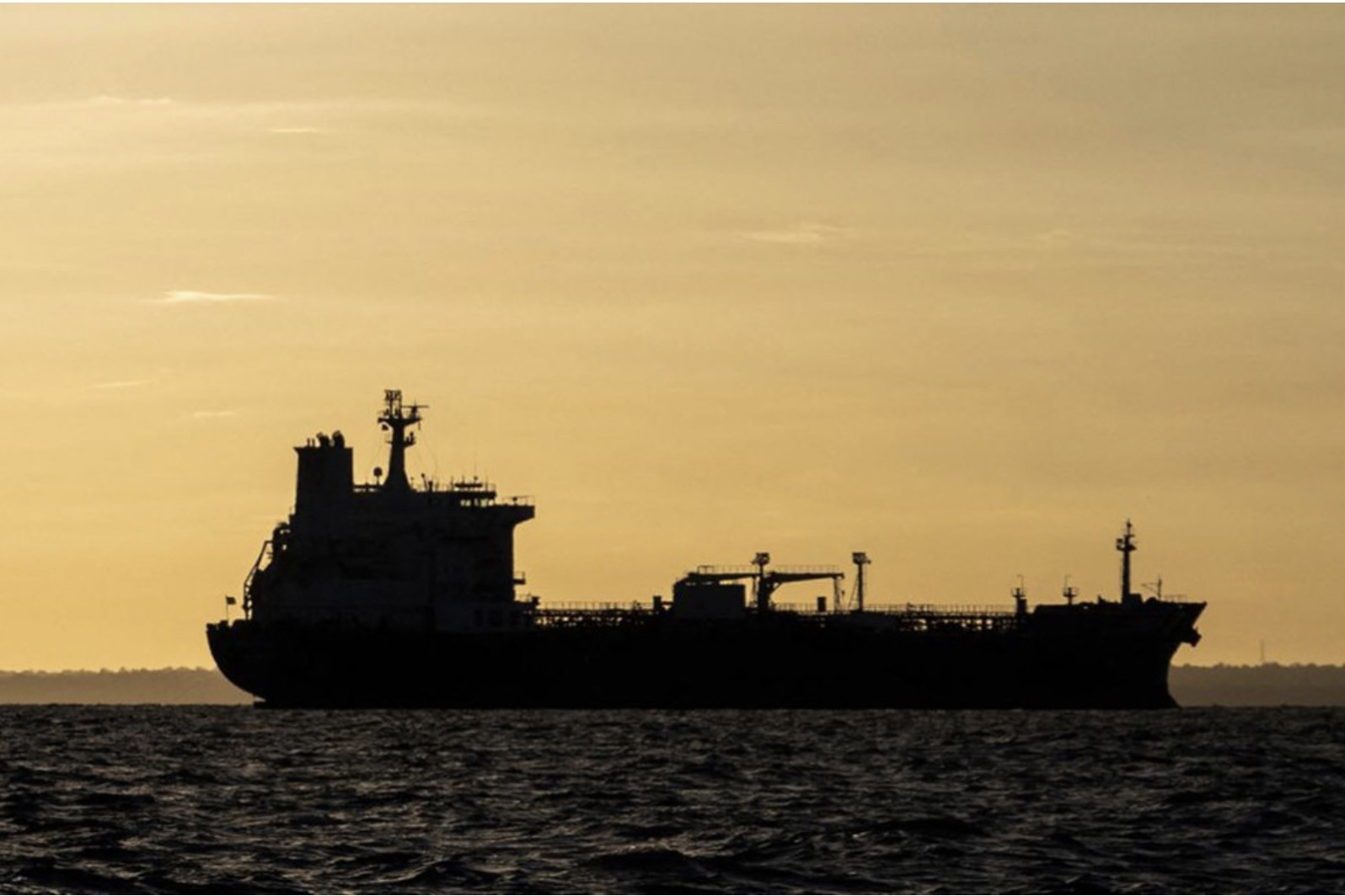 Tàu chở hàng trăm thùng dầu Nga đang hướng về Cuba