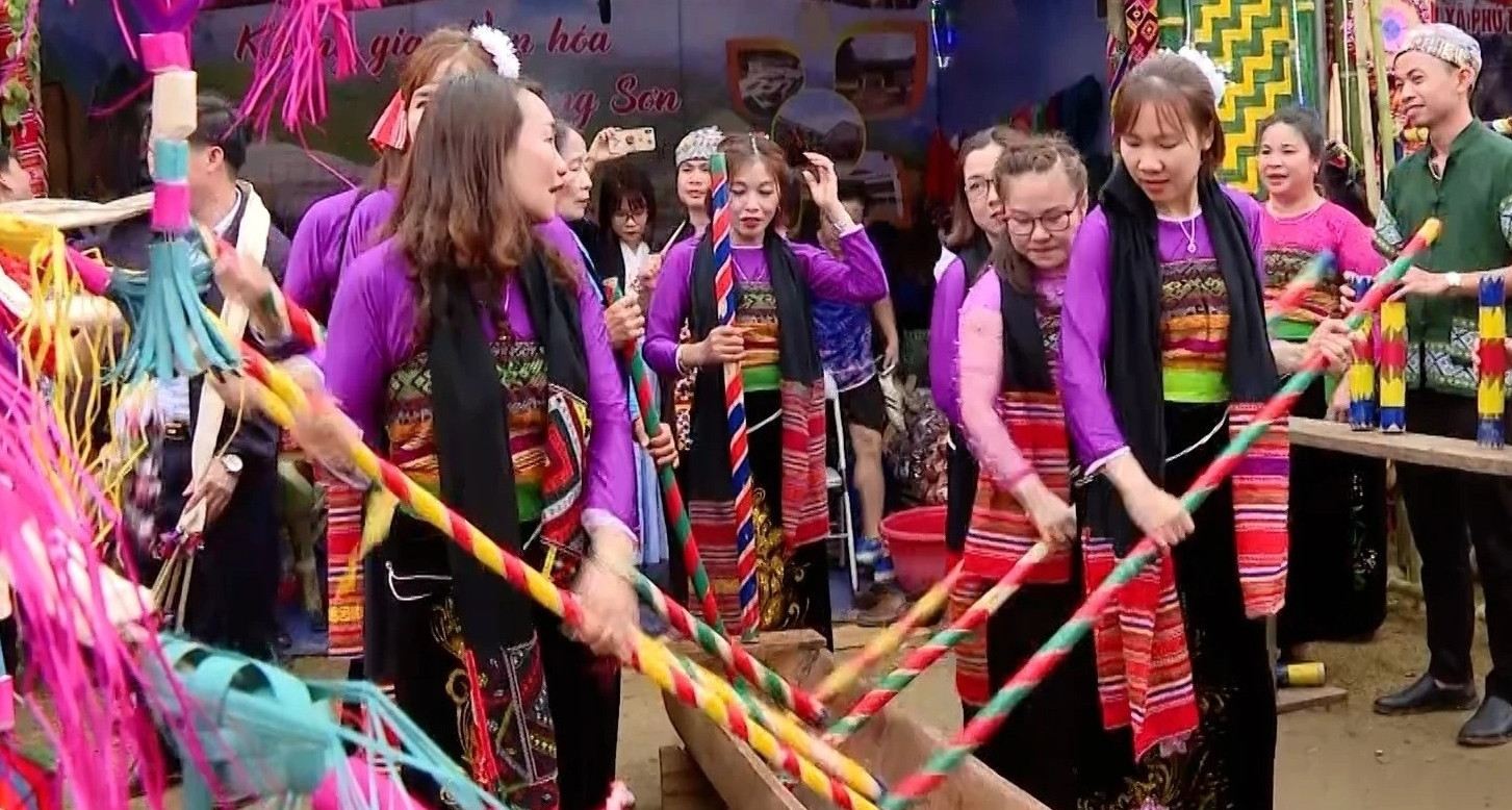 Thanh Hóa: Lần đầu lễ hội Mường Ca Da bắn pháo hoa phục vụ du khách