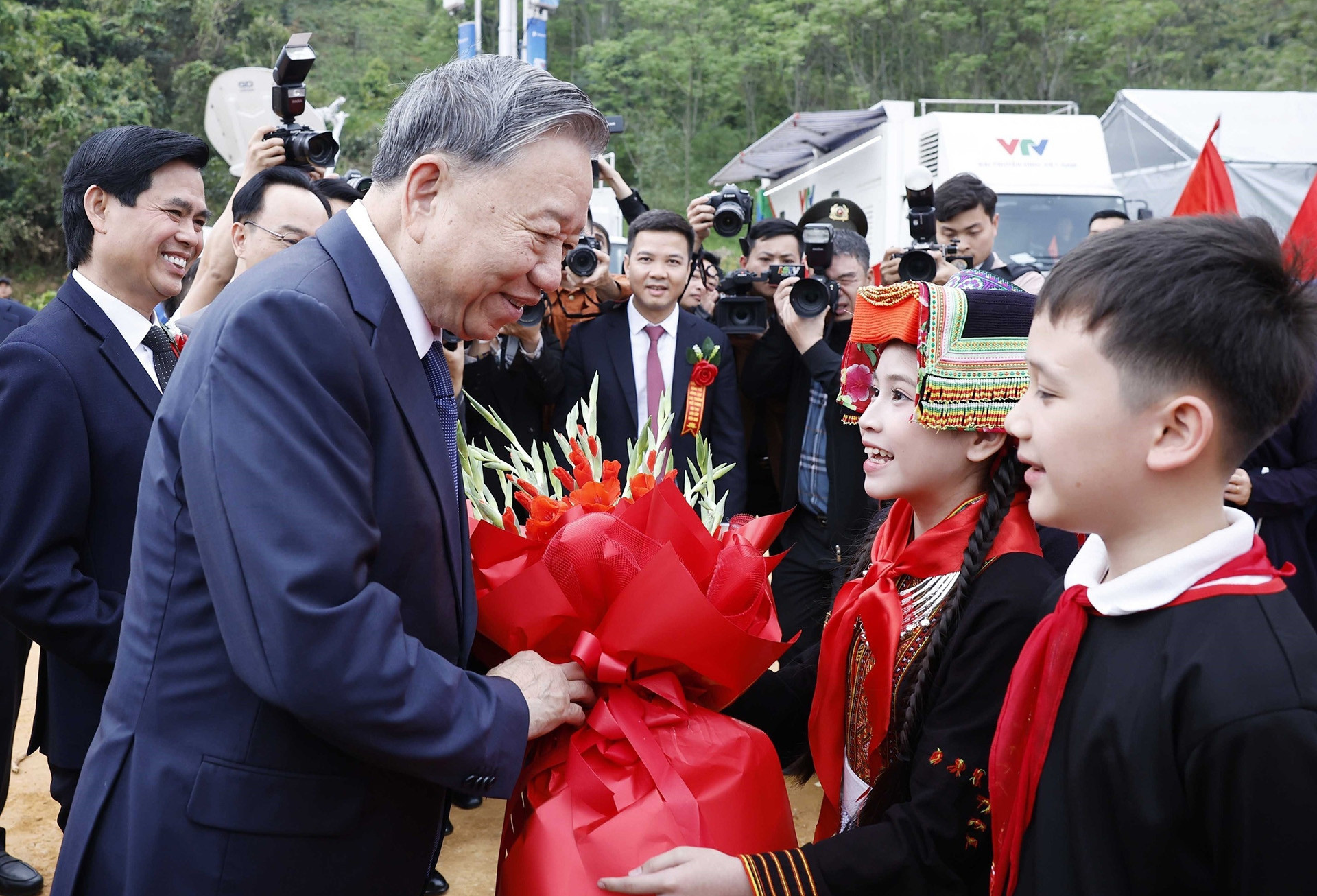 Tổng Bí thư: Xây nhiều trường để ai cũng được học tập bình đẳng, giảm áp lực thi cử
