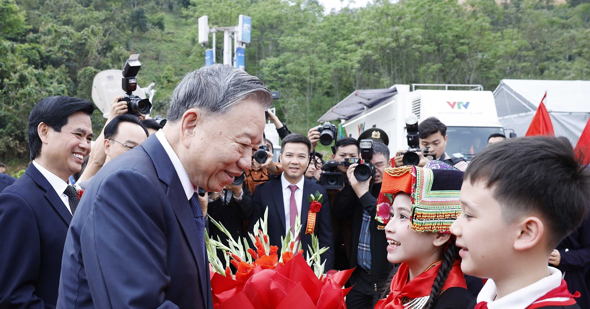 Tổng Bí thư: Xây nhiều trường để ai cũng được học tập bình đẳng, giảm áp lực thi cử