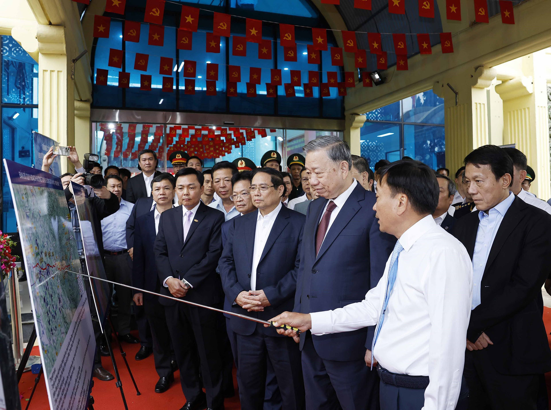 vnapotaltongbithulamviecvetrienkhaihoptacketnoiduongsatvietnam trungquoc8650697 17739015697201743665698.jpg