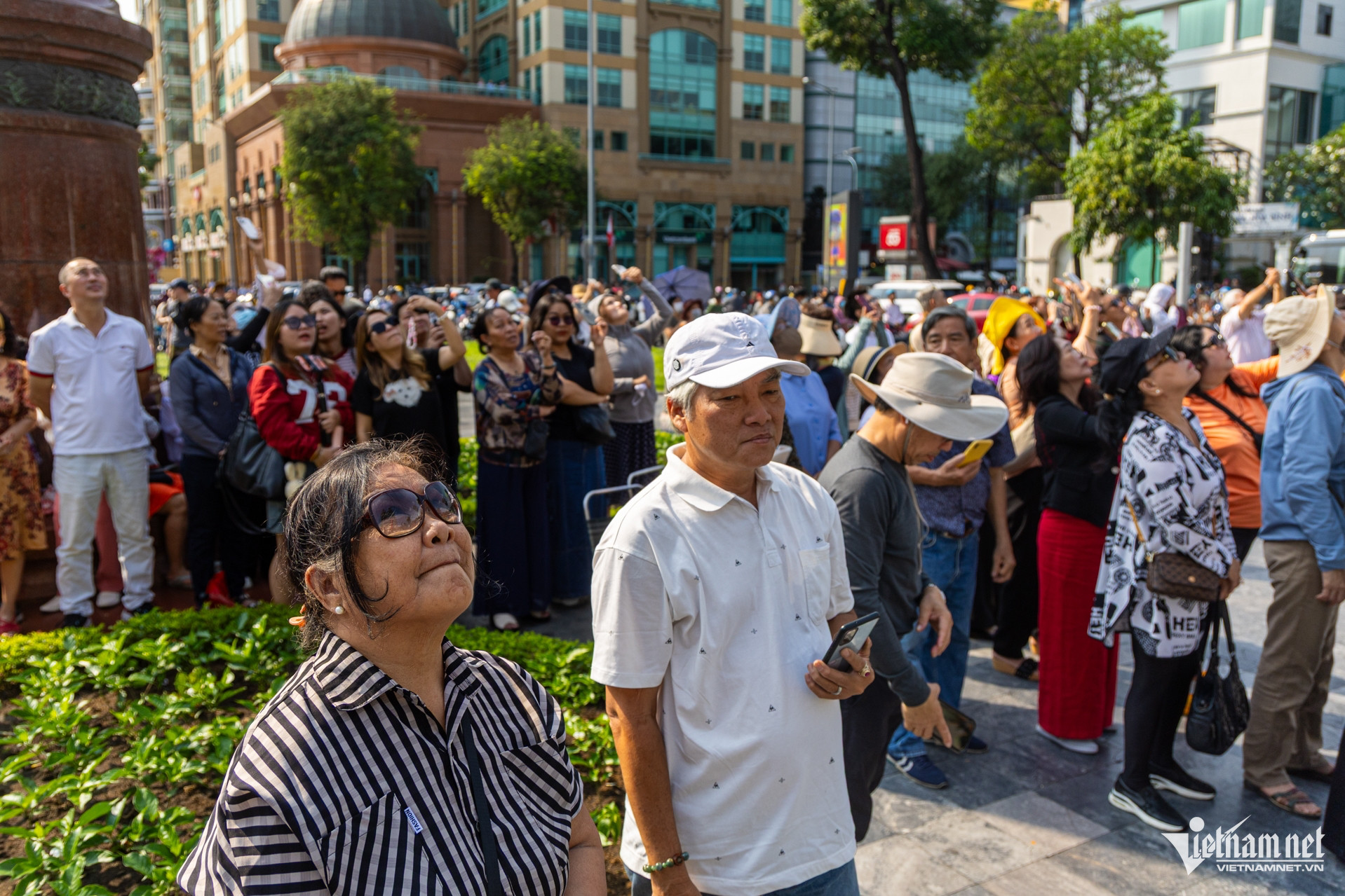 W-Nhà thờ đức bà đặt 2 cây thánh giá nặng 400kg   Tuấn Hùng.jpg