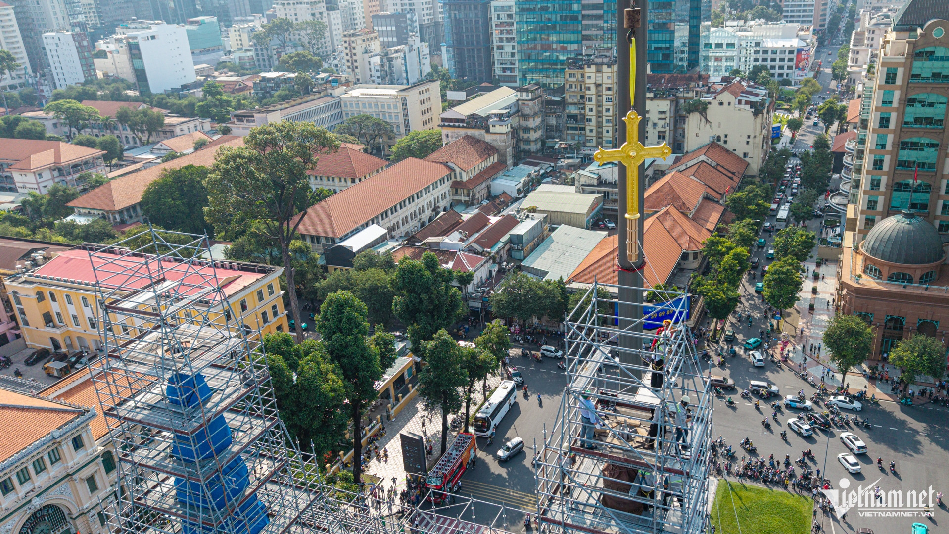 W-Nhà thờ đức bà đặt 2 cây thánh giá   Tuấn Hùng 119.jpg