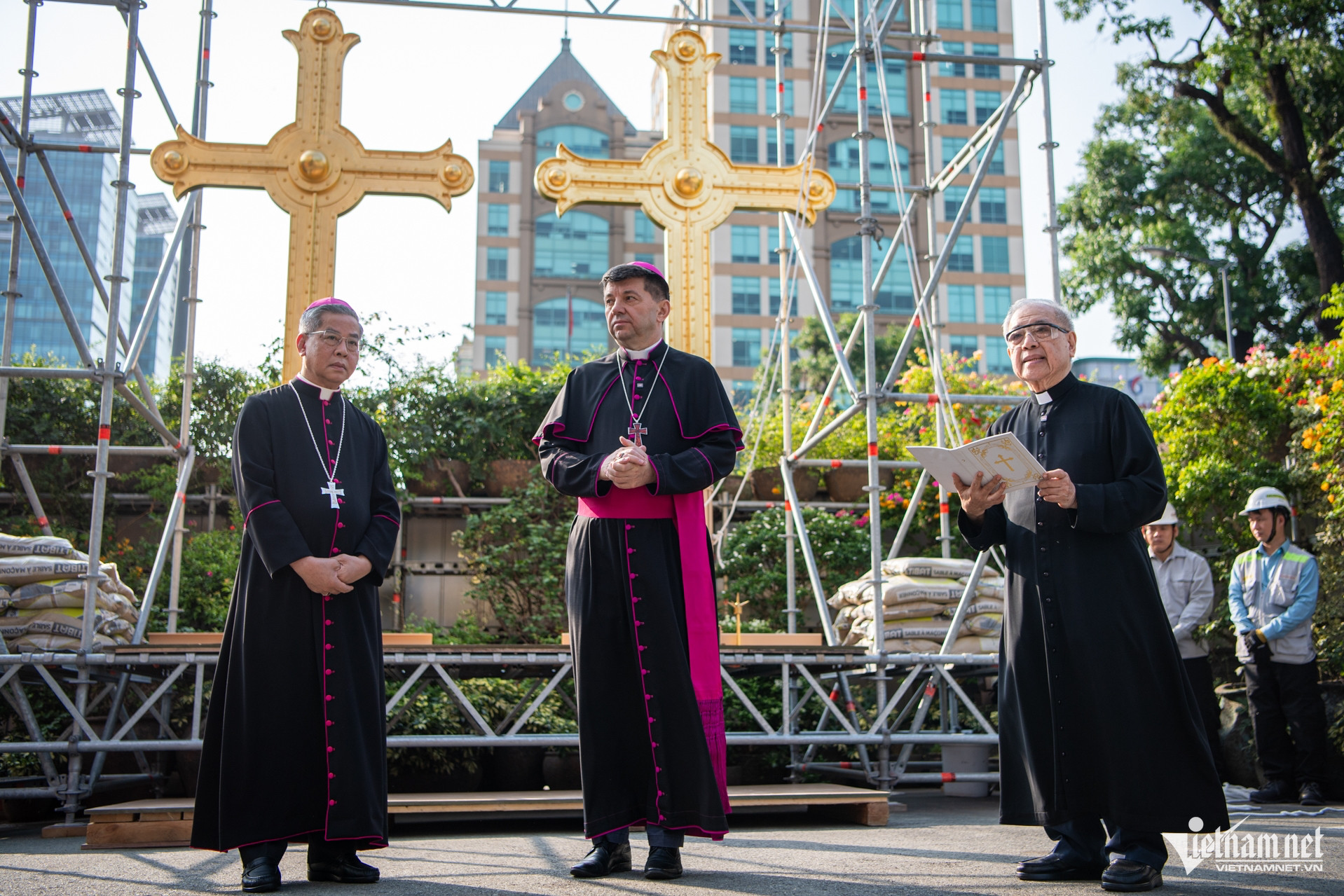 W-Nhà thờ đức bà đặt 2 cây thánh giá   Tuấn Hùng 13.jpg