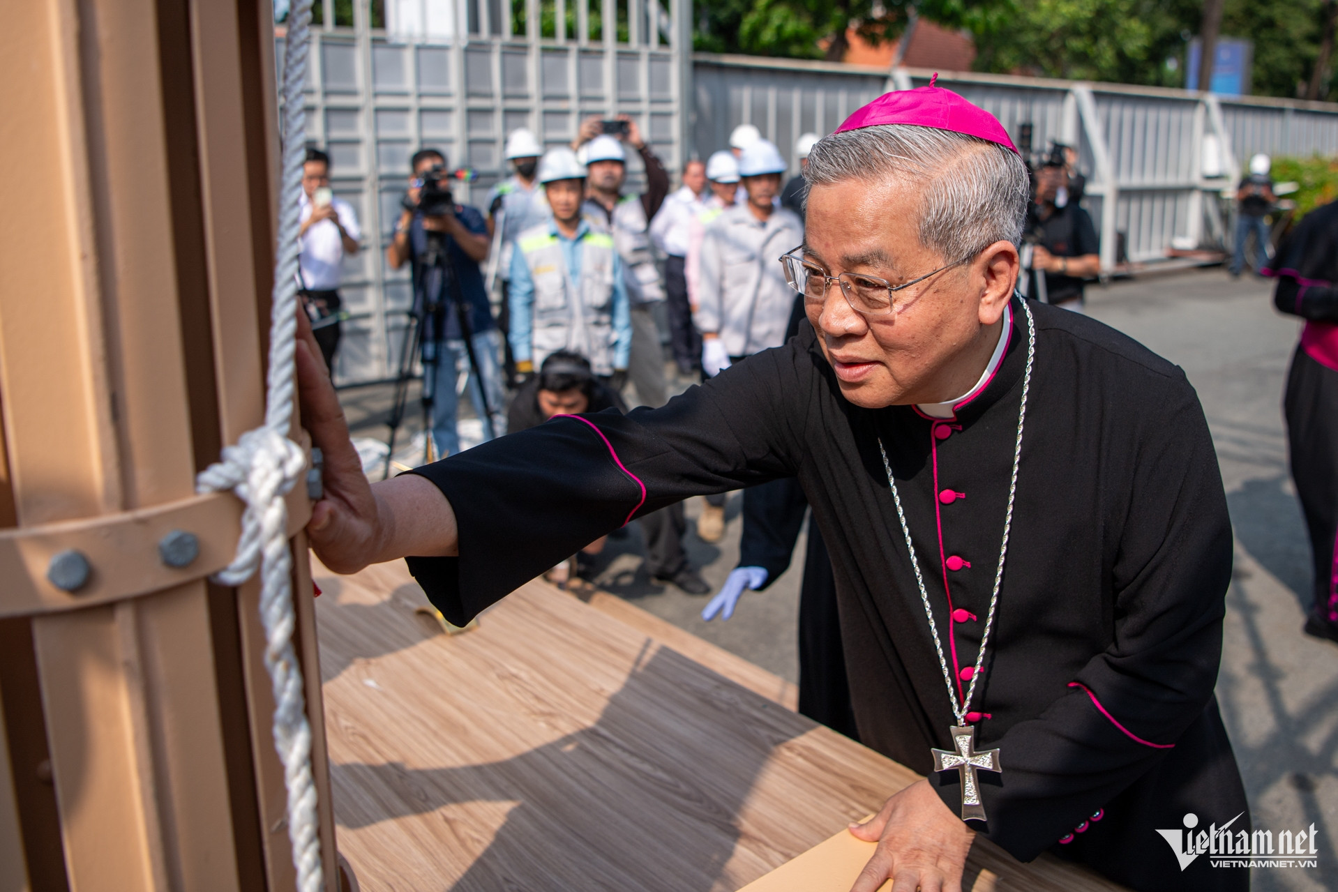 W-Nhà thờ đức bà đặt 2 cây thánh giá   Tuấn Hùng 86.jpg