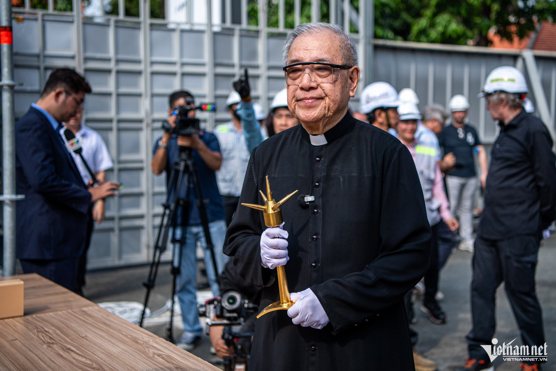 W-Nhà thờ đức bà đặt 2 cây thánh giá   Tuấn Hùng 98.jpg