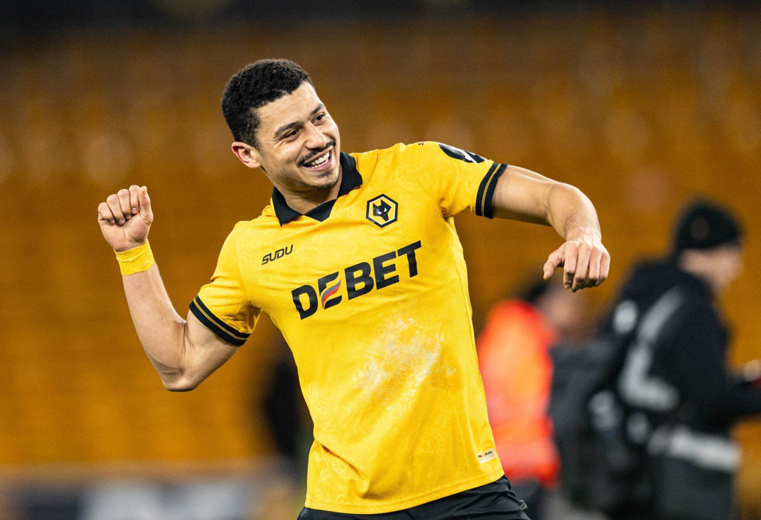 www_thesun_co_uk andre wolverhampton wanderers celebrates fans 1063729408.jpg