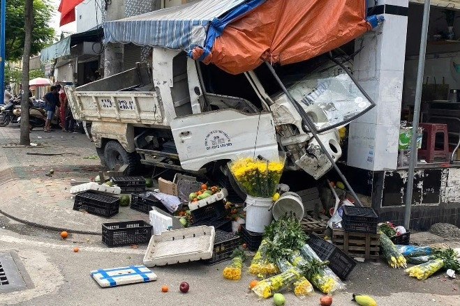 Xe tải chạy ngược chiều tông sập sạp trái cây ở TPHCM