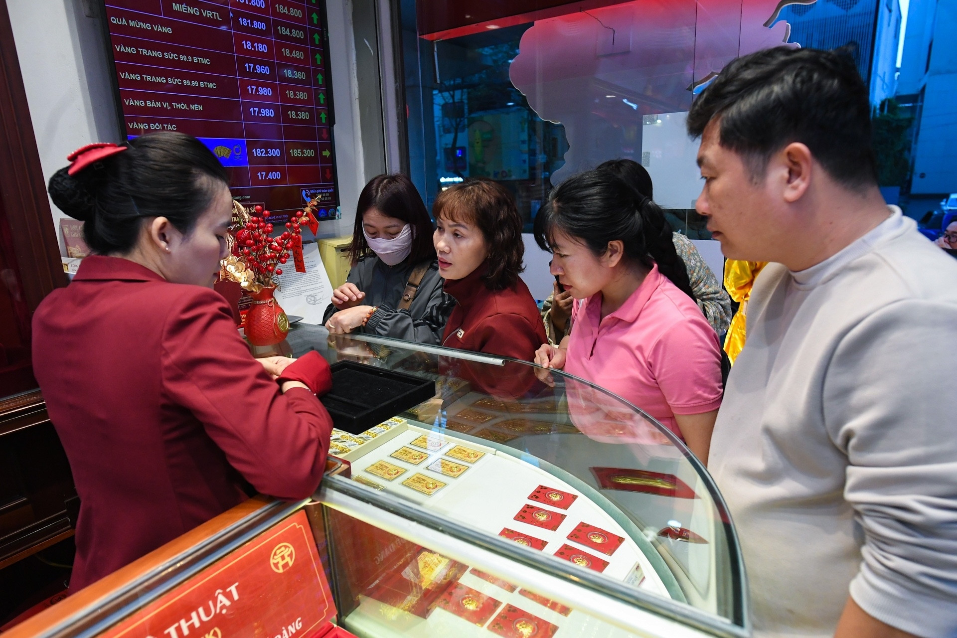 Giá vàng hôm nay 3/3/2026 lao dốc không phanh, SJC giảm gần 3 triệu/lượng