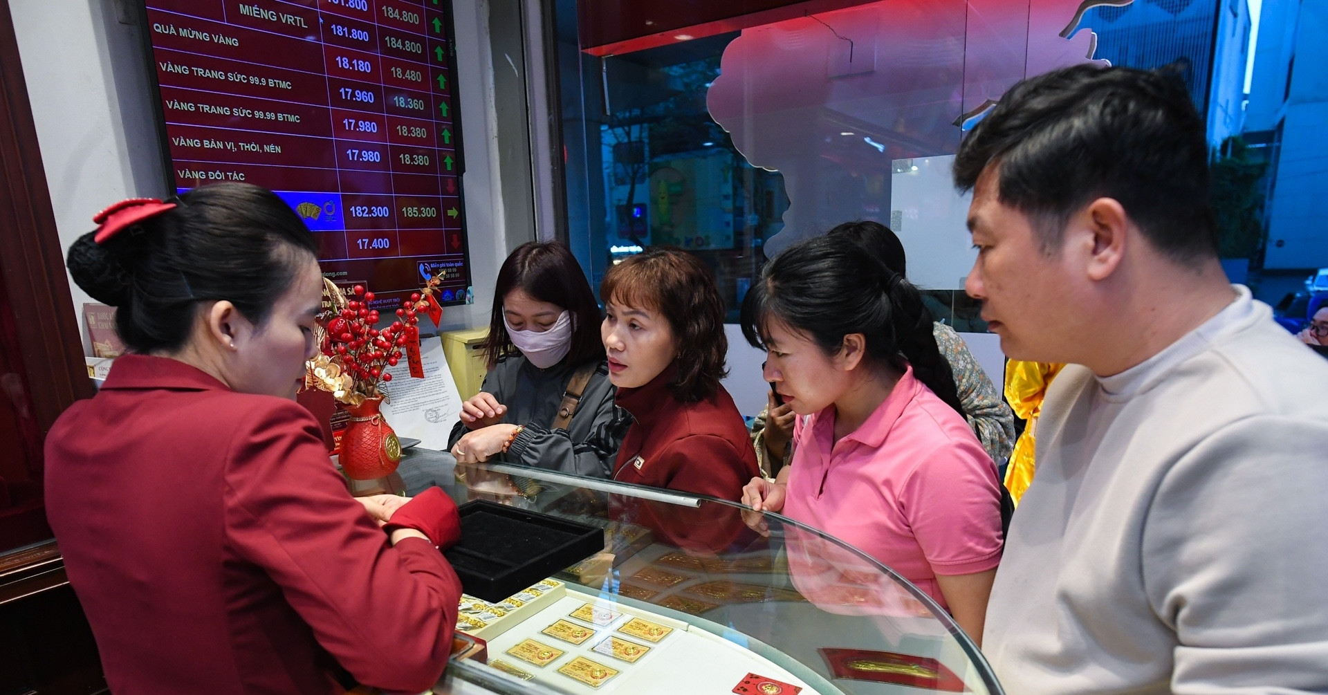 Giá vàng hôm nay 3/3/2026 cắm đầu đi xuống, SJC...